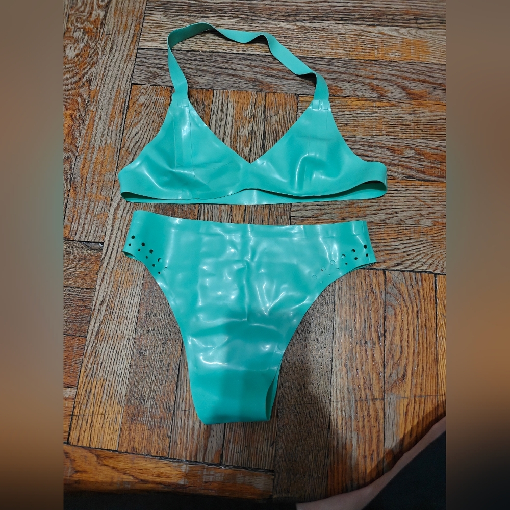 Latex Turquoise Bra Set - Picture 2 of 4